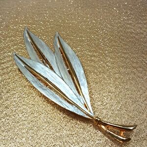 Vintage 3.75" White & Gold Brooch. EUC